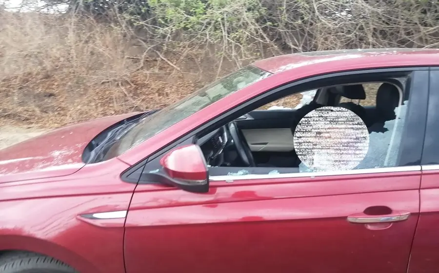 El comerciante fue atacado a balazos al conducir su vehículo.