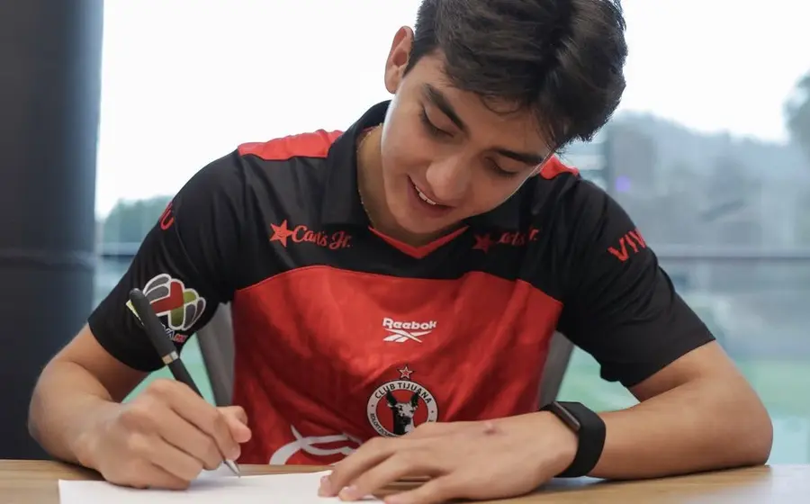 Gilberto Mora firmó una extensión de contrato por tres años con los Xolos de Tijuana.