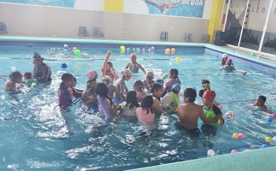 Las clases de natación y recreación acuático son un gran atractivo para niños y jóvenes