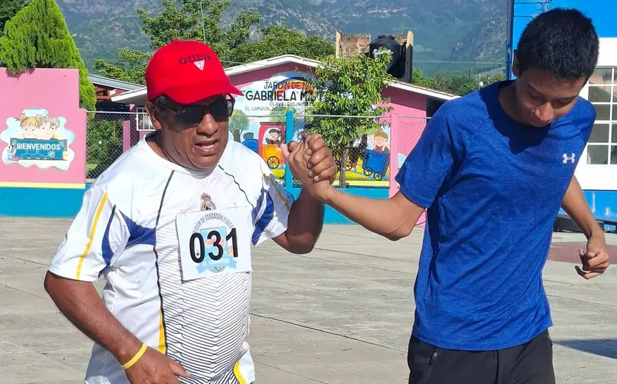 El profesor Eric Flores llegó a la meta al lado de su hijo.