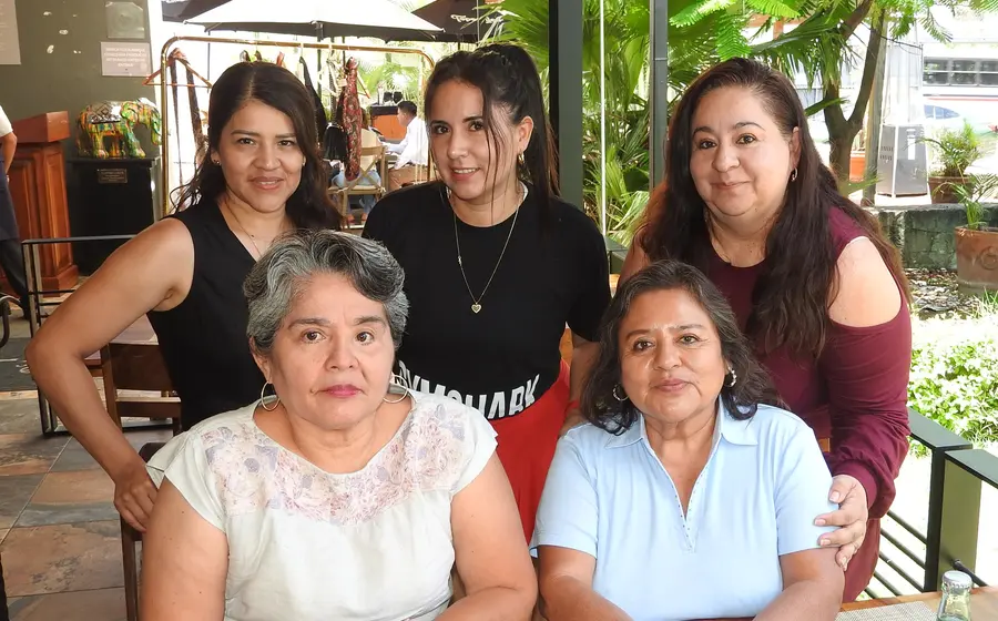 Yolanda Matus (sentada a la derecha) celebró su cumpleaños, rodeada del cariño de Susy Carolina, Tony Álvarez, Lucero Macías y Julieta Cabrera.