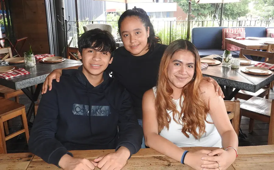 Jesús Alejandro y María Fernanda celebraron la exitosa culminación de sus estudios secundarios, por lo que festejaron este momento con María Fernanda Martínez Chávez.