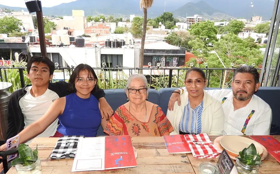 La señora María Arcelia Alba celebró su cumpleaños en la hermosa compañía de sus nietos, su hijo Juan Manuel y Guillermina.