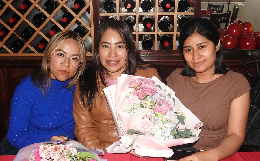 Dalia Ramírez Prado festejó su cumpleaños en compañía de sus amigas Reyna Álvarez y Elizabeth Hernández.
