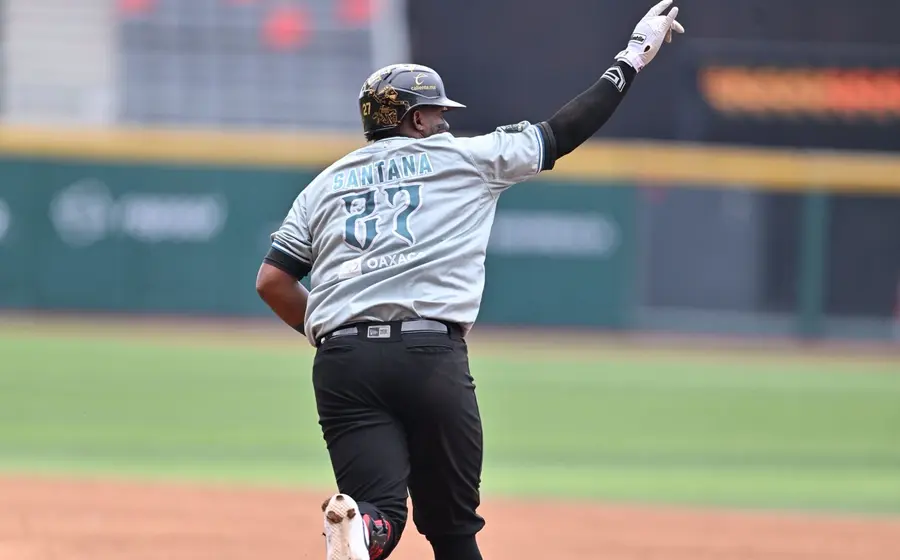 El dominicano Juan Santana es pelotero de importante poder.