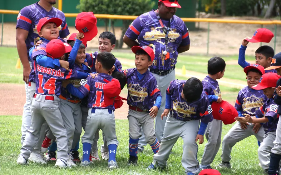 Tras el canto del ¡Play ball! los niños celebraron con algarabía el arranque del torneo.