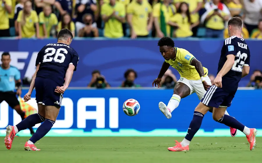 El futbolista brasileño Vinicius Jr. celebra un gol durante el partido en que Brasil venció 3-0 a Escocia, donde anotó un doblete.