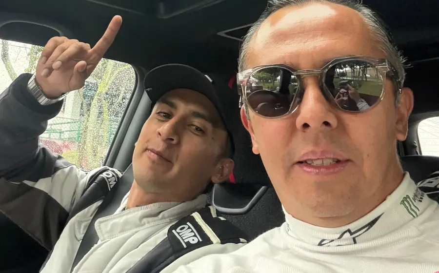 Los pilotos Lalo de la Cajiga y Miguel Limón durante su participación en el evento de automovilismo Rally Tour Colombia 2026.