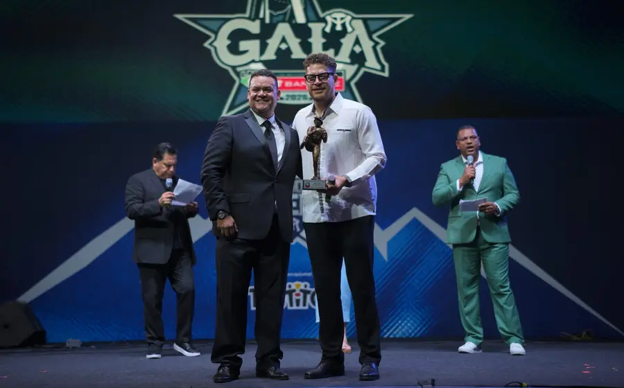 Wilmer Ríos al momento de recibir el reconocimiento en la Gala del Juego de Estrellas 2026.