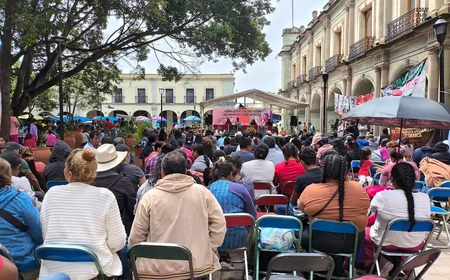 Participantes reunidos en una jornada de memoria y análisis político para reflexionar sobre el futuro del movimiento social en Oaxaca desde 2006.