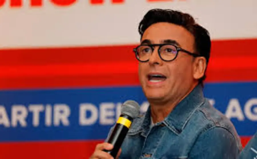 El comediante Adal Ramones en el escenario durante la presentación de su nuevo monólogo, el cual ha generado fuertes críticas en redes sociales.