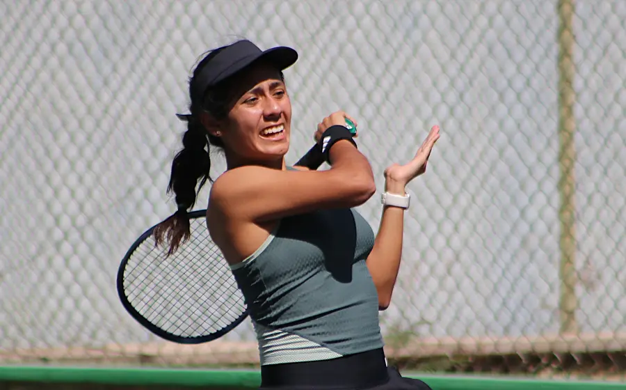 La tenista África Guzmán, representante de Oaxaca, se prepara para un partido durante el Torneo de Tenis Junior.