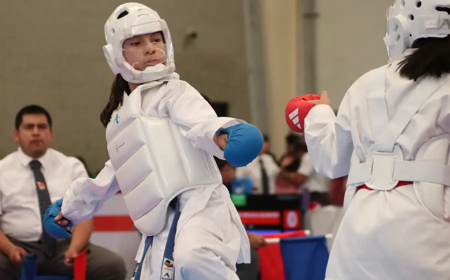 La joven karateca Aixa Mané Cruz, de la familia Medina, posa con la medalla de plata que ganó en el Selectivo de Karate.