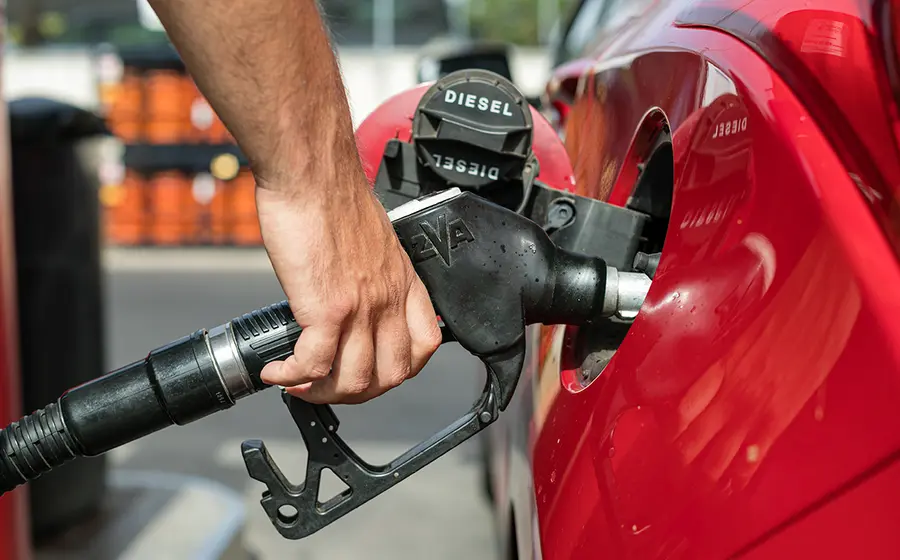 Una bomba de gasolina despachando combustible diésel para ilustrar el cambio en el costo por litro tras el ajuste de Hacienda.