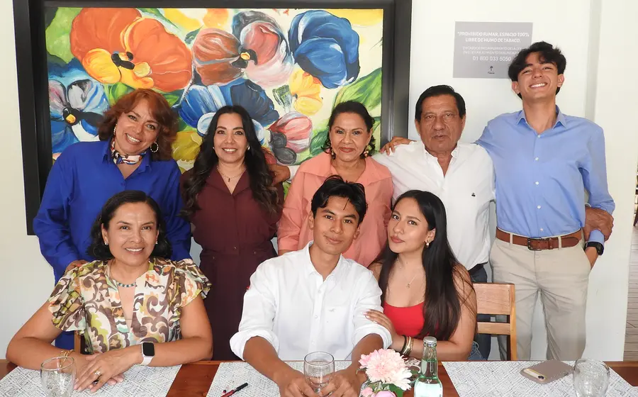 Los jóvenes graduados Aleida Mercado Serrano e Isaac Rodríguez Ignacio celebran la culminación de su bachillerato en el Liceo Federico Froebel junto a familiares.