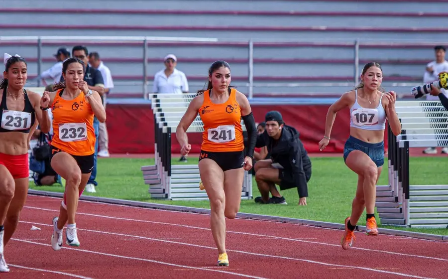 La atleta Alejandra Paulina Ortiz, con el número 232, compite en el Nacional de 1a, donde se impuso para ganar la medalla de bronce.