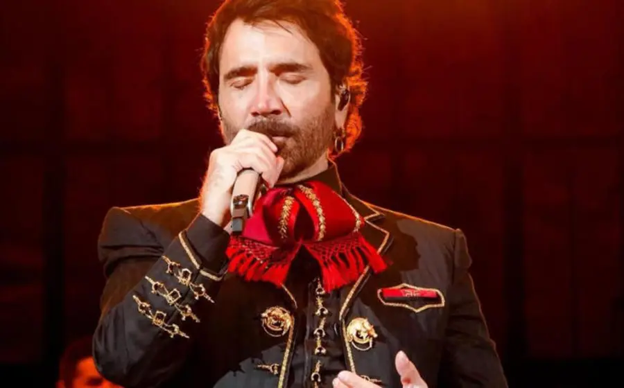 El cantante mexicano Alejandro Fernández en un retrato, luciendo serio al confesar que padece depresión y ansiedad, atravesando momentos emocionales complicados.