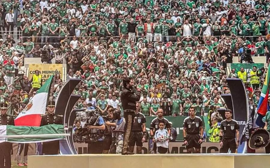 El cantante Alejandro Fernández interpreta con emoción el Himno Nacional mexicano durante la ceremonia de inauguración del Mundial de fútbol 2026.