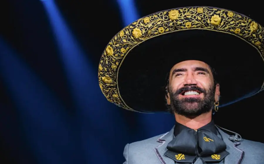 Los cantantes Julión Álvarez y Alfredo Olivas posan junto a Alejandro Fernández 'El Potrillo', quienes lo acompañarán en 'La serenata más grande del mundo'.