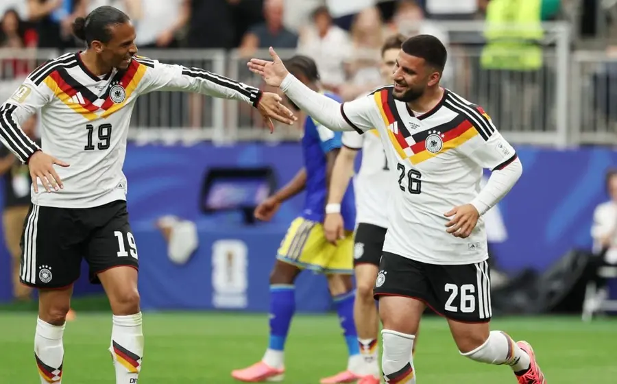 Jugadores de la selección de Alemania celebran una anotación durante el partido en el que obtuvieron una aplastante victoria contra el equipo de Curazao.