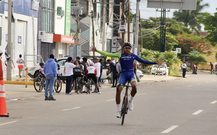El ciclista Alexander Ordóñez celebra su triunfo en la categoría élite del critérium, tras una competencia definida por las fugas.