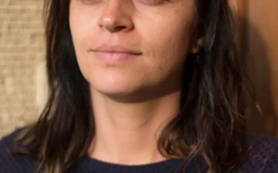 Retrato de la fotógrafa oaxaqueña Alexia Zúñiga, ganadora del primer lugar en el prestigioso Premio SUR ArtexArte de Fotolibro.
