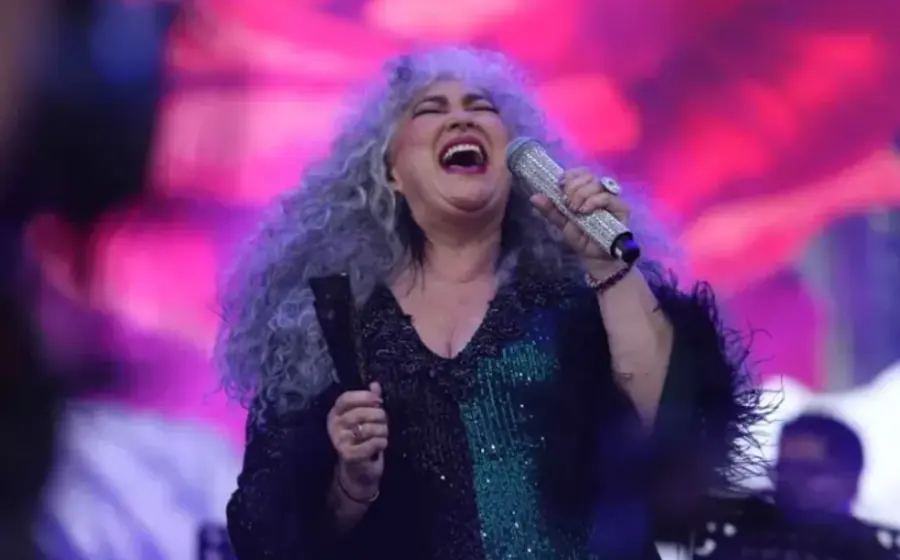 La cantante Amanda Miguel en un retrato, en el contexto de su mensaje de celebración hacia las mujeres independientes y su crítica a las relaciones desiguales.