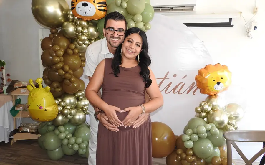 Ana Vera Heredia y Carlos Omar Rojas Romero posan felices en Oaxaca, mientras esperan con alegría la próxima llegada de su bebé, Sebastián.