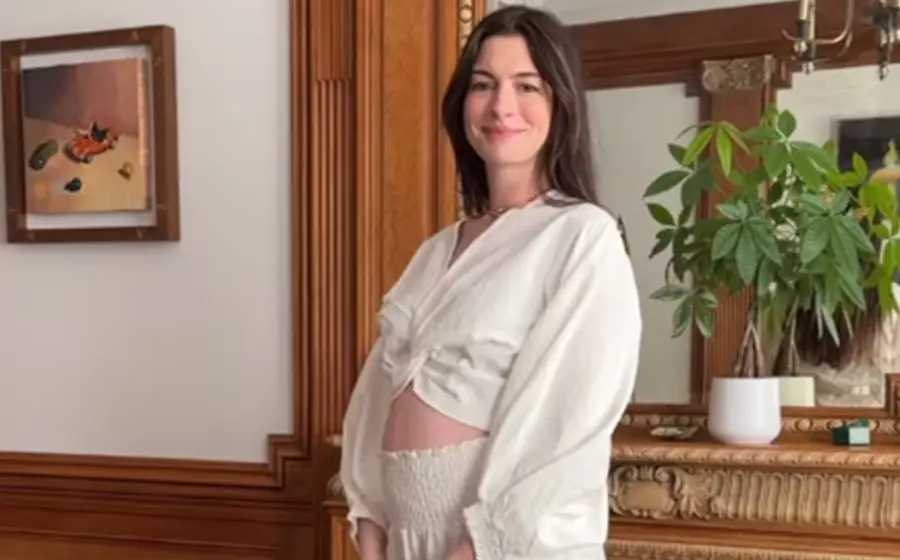 La actriz de Hollywood Anne Hathaway sorprende al anunciar que está embarazada y esperando a su tercer hijo con alegría.