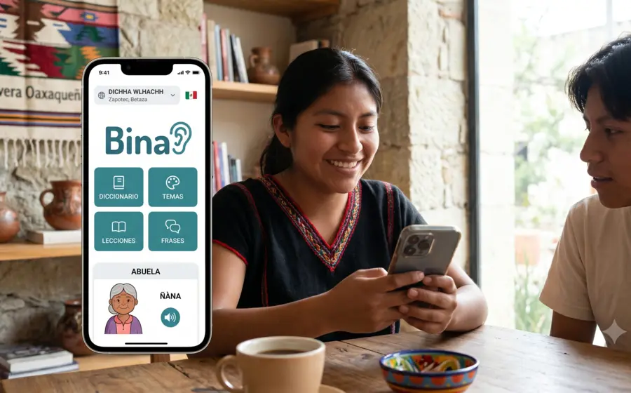 Una persona sostiene un teléfono celular que muestra una aplicación móvil diseñada para el aprendizaje y preservación de las lenguas ancestrales de Oaxaca.