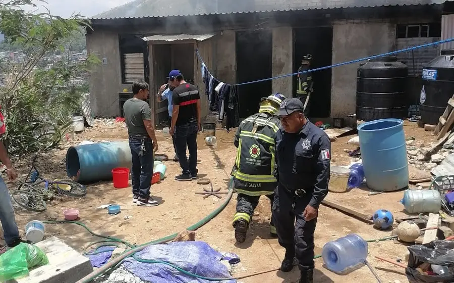 Una vivienda en llamas en la agencia de San Juan Chapultepec, durante el incendio que consumió la estructura del domicilio particular afectado.