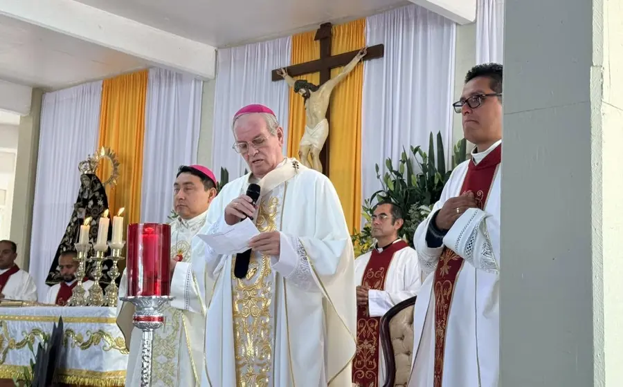 El Arzobispo se dirige a los seminaristas durante una ceremonia, exhortándolos a crecer en sabiduría y a dar testimonio de su fe.