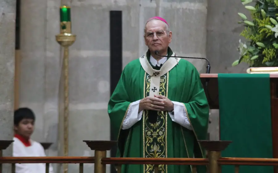 El arzobispo pide a los fieles católicos no avergonzarse y dar testimonio de su fe en todo momento durante su mensaje.