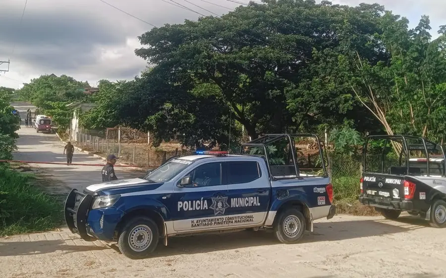 Escena del crimen en la colonia La Soledad, Pinotepa Nacional, donde un hombre fue asesinado por disparos de arma de fuego.