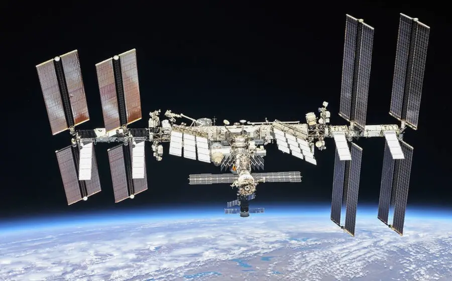 La Estación Espacial Internacional, donde los astronautas se preparan para una posible evacuación de emergencia debido a una creciente fuga de aire.