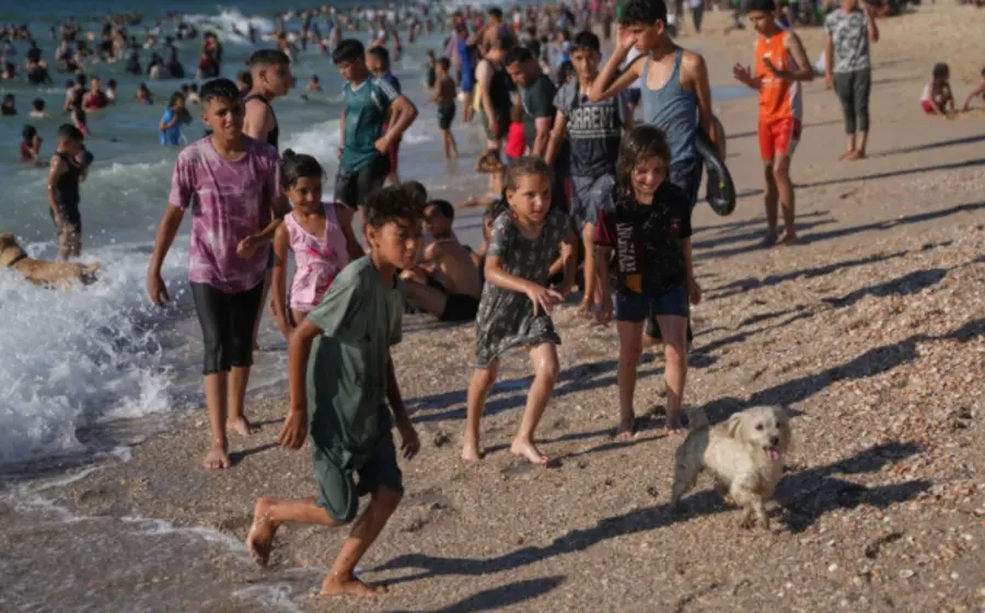 Un bombardeo aéreo impactó un campamento de desplazados en Gaza, dejando como saldo un muerto y al menos cuatro niños heridos.