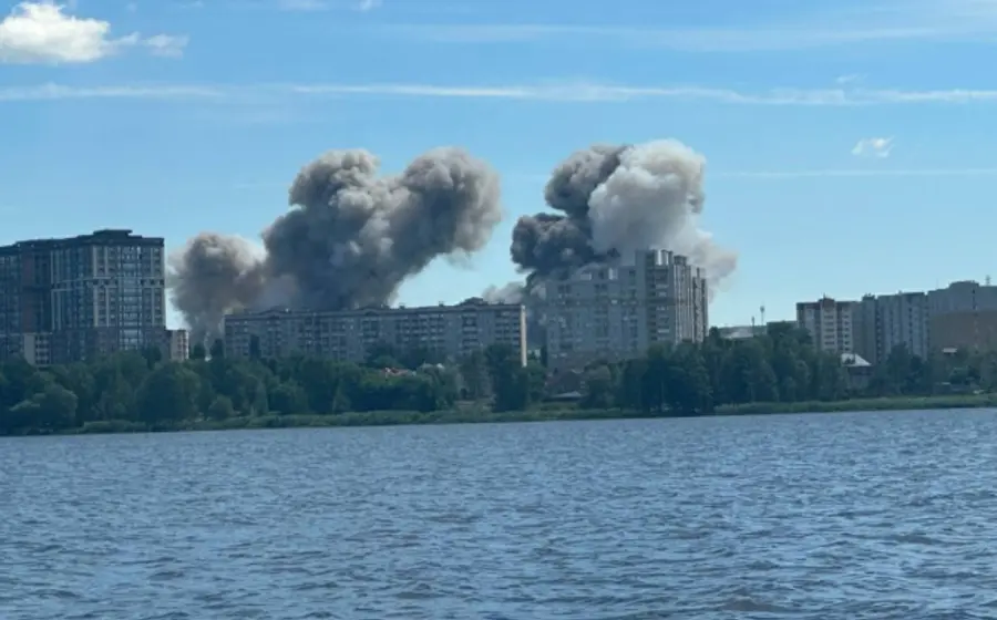 Imagen del incendio en una empresa militar en Rusia tras un ataque con misiles ucranios que, según informes, dejó cinco muertos.