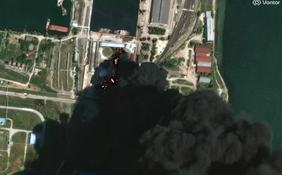 Un incendio consume un complejo energético en Rusia, mostrando llamas y humo denso, como resultado de una ofensiva lanzada por Ucrania.