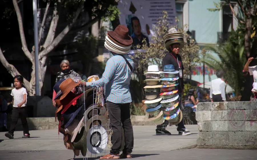 Comerciantes y trabajadores informales de Oaxaca laborando en la calle, donde se ha registrado un significativo aumento en los ingresos de este sector.