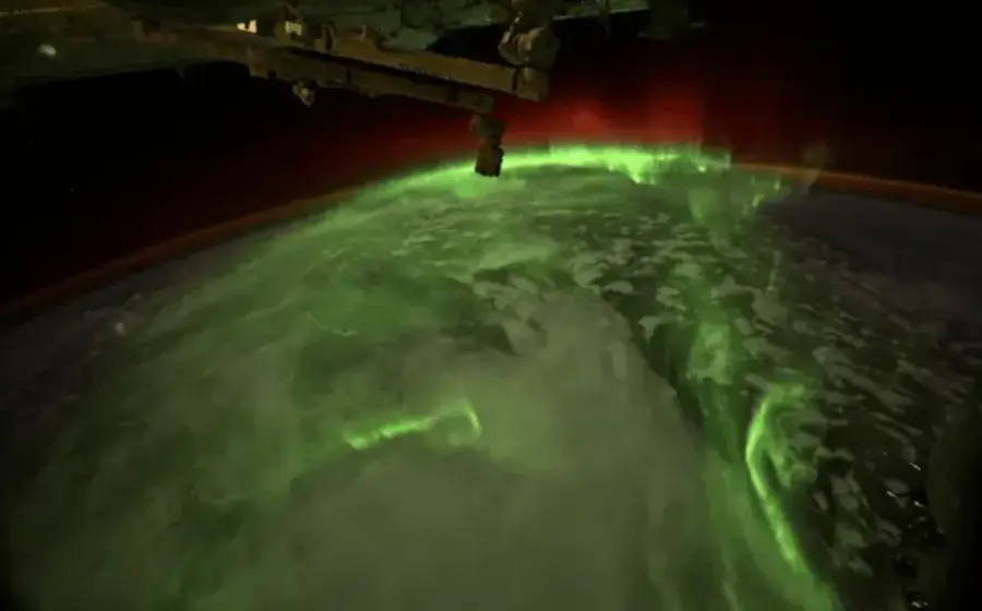 Impresionante imagen de la NASA que muestra un espectáculo de auroras sobre el planeta Tierra, vistas desde la órbita durante una tormenta solar.