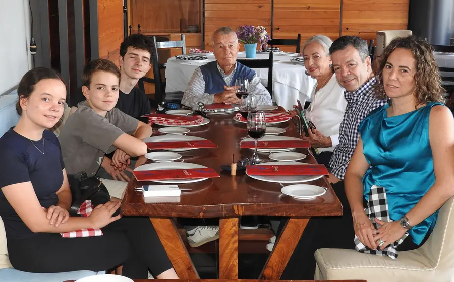 El señor Baldomero Rodríguez posa en un retrato familiar junto a su esposa María José Casasnovas, su hijo, nuera y sus tres nietos.