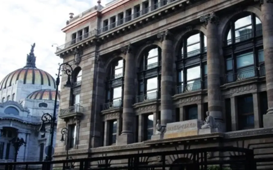 Fachada del edificio del Banco de México, institución que ajusta su estrategia monetaria con la compra de deuda para mejorar la liquidez.