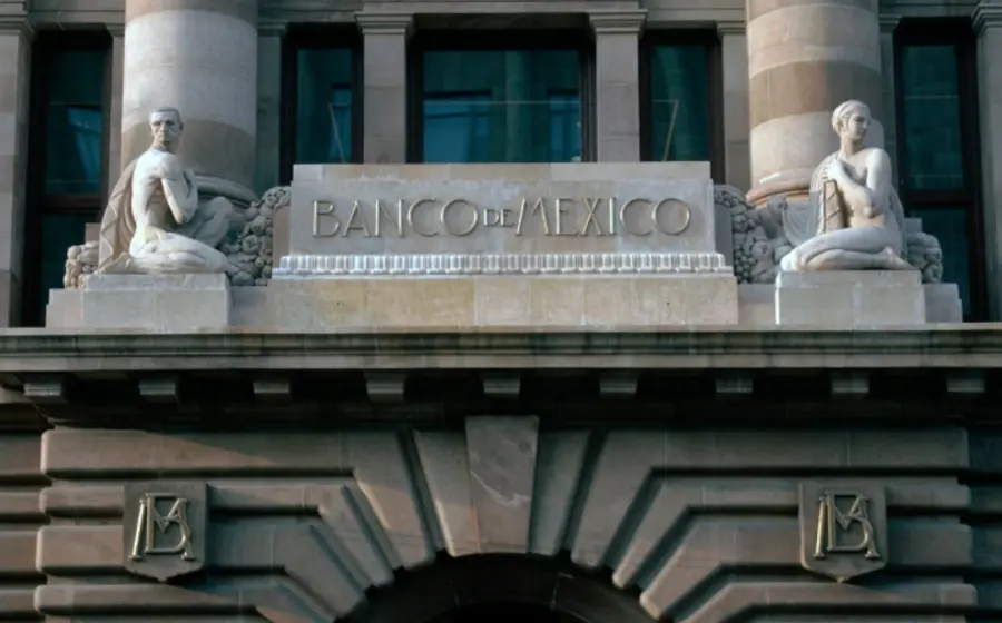 El Banco de México (BdeM) destaca la fortaleza del sistema financiero, afirmando que la banca cuenta con capital y liquidez suficientes.