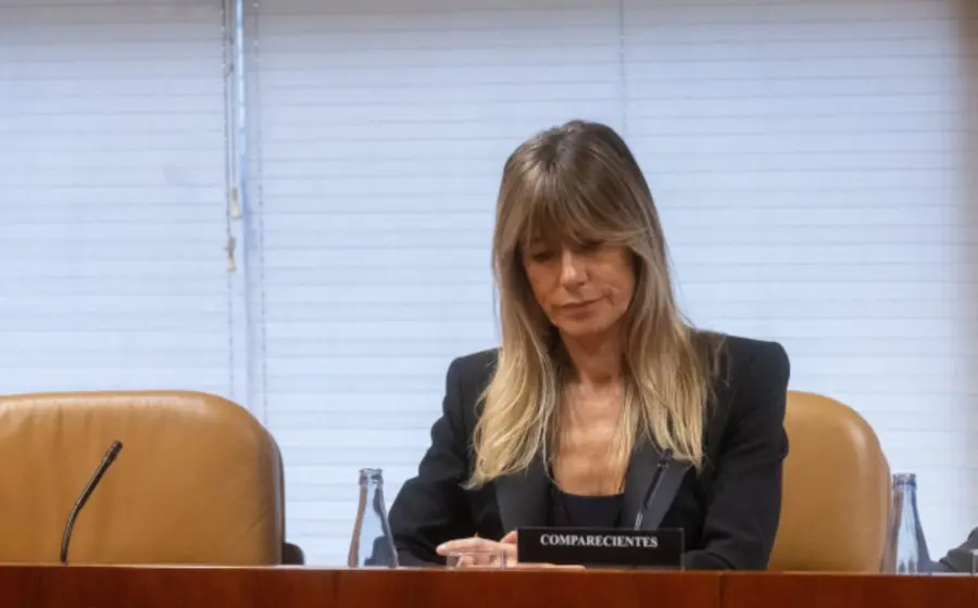 Una fotografía de Begoña Gómez, esposa del presidente de España, quien enfrenta un juicio oral y tiene prohibida su salida del país.