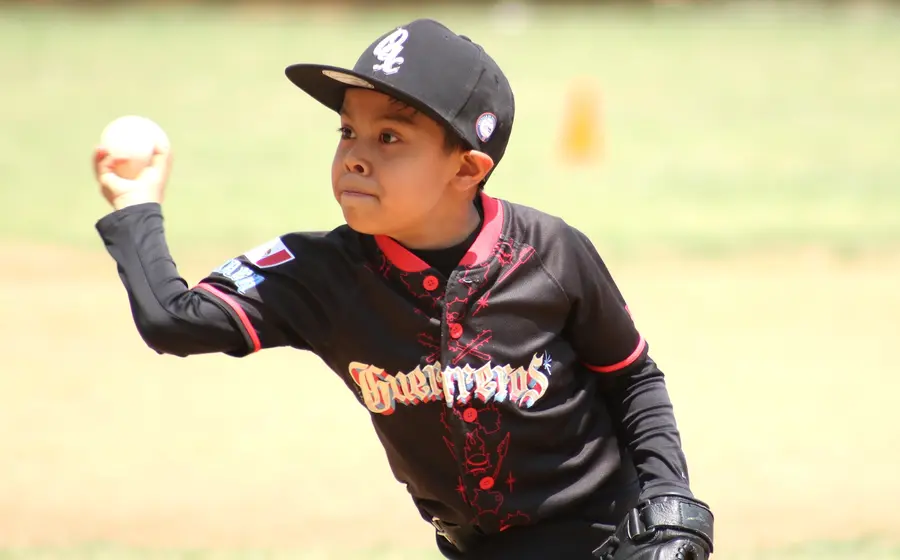 Jóvenes talentos del beisbol oaxaqueño compiten en un partido de la Liga Monte Albán, buscando defender el liderato rumbo a los playoffs.