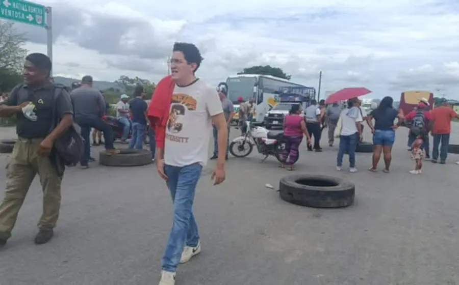 Habitantes afectados por los constantes apagones en el Istmo bloquean la carretera Transístmica para exigir una solución definitiva al problema eléctrico.