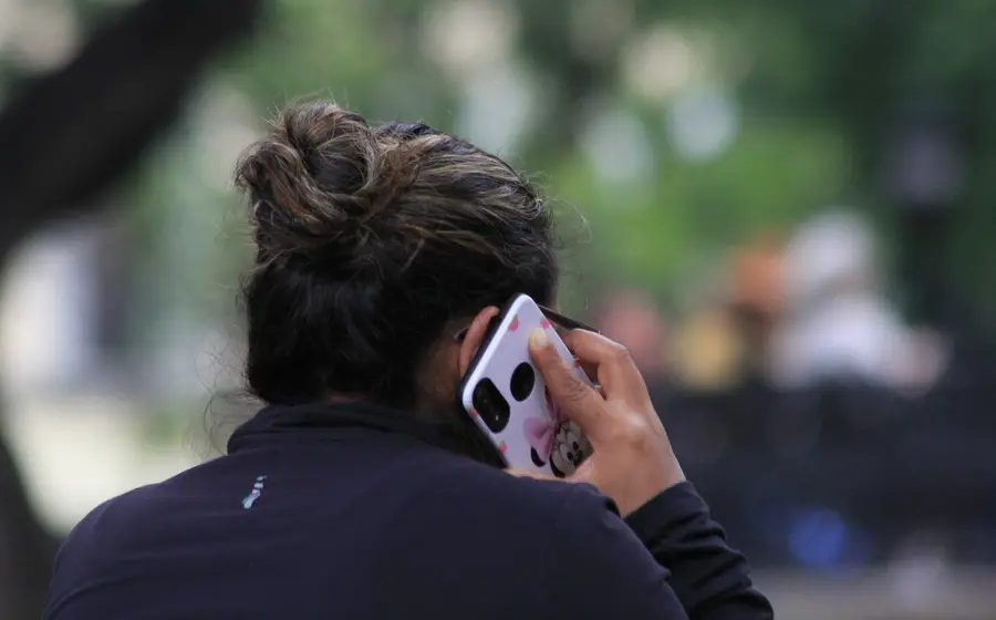 Logos de WhatsApp y Telegram ilustrando que las apps seguirán funcionando pese al bloqueo de 83 millones de líneas telefónicas no vinculadas al sistema.