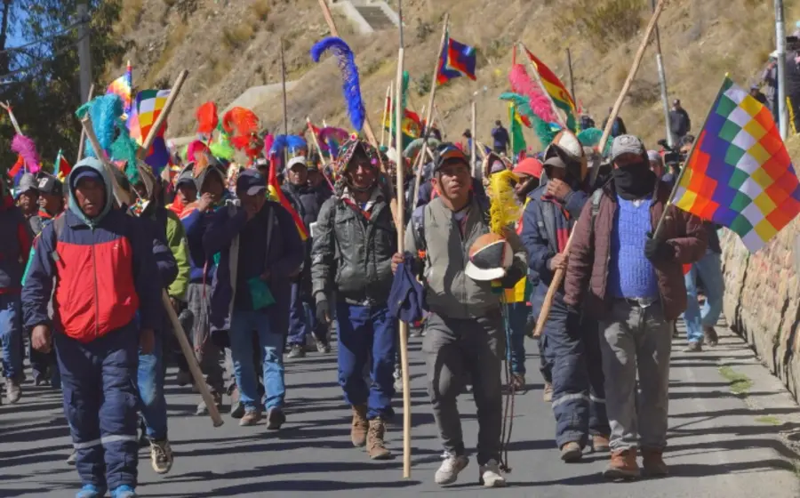 Una vista de los bloqueos carreteros en Bolivia, donde las protestas sociales han mantenido aisladas varias regiones del país durante semanas.