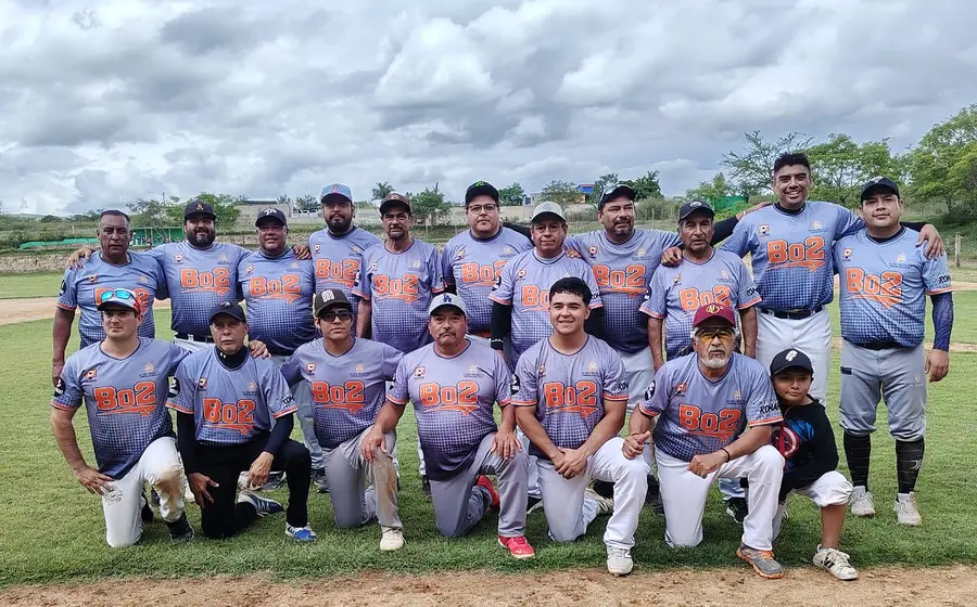 El equipo Bo2 celebra su victoria al coronarse campeón de la categoría Segunda B en la final de la Liga Vasconcelos.