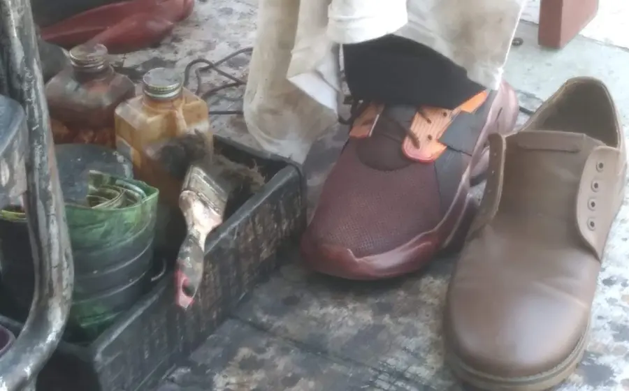 Un bolero de Tehuantepec en su puesto de trabajo, ilustrando la lucha diaria por obtener ingresos suficientes para su familia en medio de una crisis.